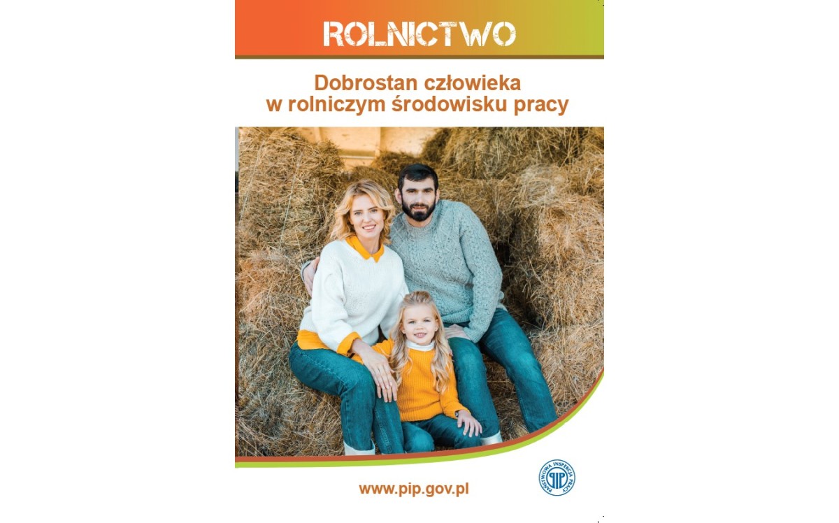 okładka broszury przedstawiająca rodziców z córką na tle kostek słomy