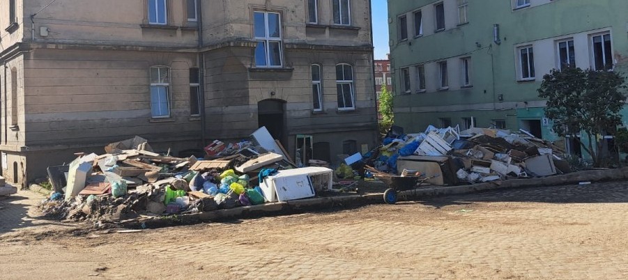 Na zdjęciu rzeczy zebrane po powidzi, zgromadzoe przed kamienicą