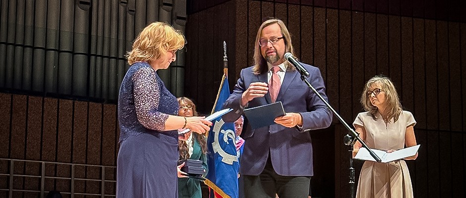 Główny Inspektor Pracy Marcin Stanecki przekazał na ręce prof. dr hab. n. med. Jolanty Walusiak-Skorupy dyrektora Instytutu Medycyny Pracy im. prof. dr med. Jerzego Nofera w Łodzi list gratulacyjny